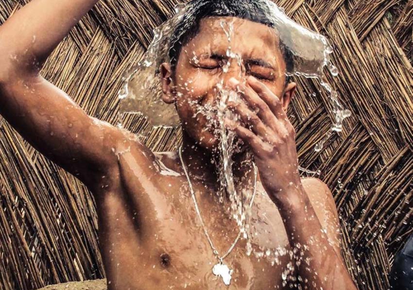 Imagen del evento:Un niño tirándose agua
